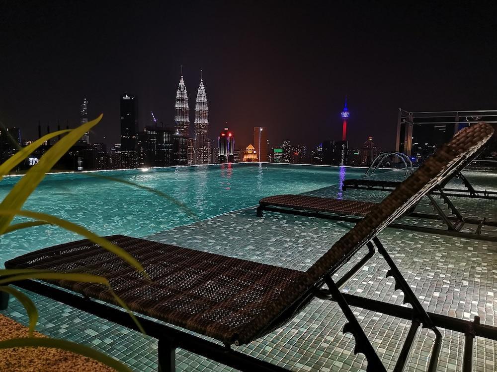 Expressionz Professional Suites By Mykey Kuala Lumpur Eksteriør bilde The swimming pool at the rooftop of Traders Hotel