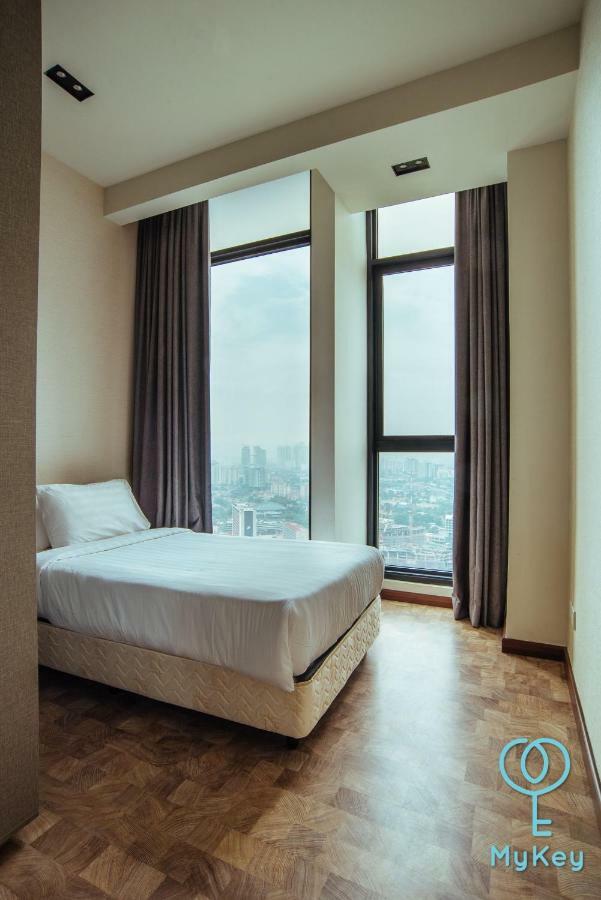 Expressionz Professional Suites By Mykey Kuala Lumpur Eksteriør bilde A bedroom at the hotel
