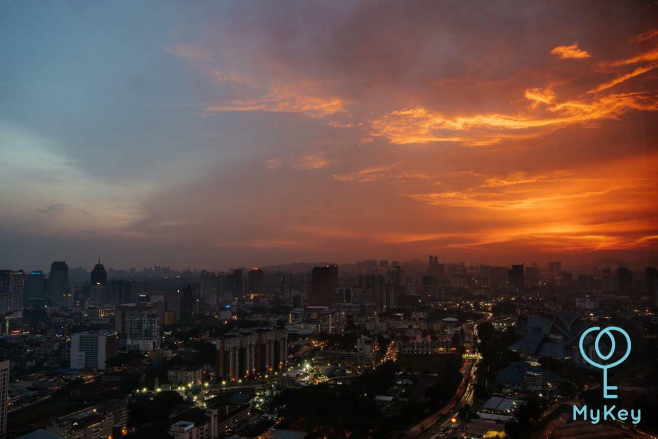 Expressionz Professional Suites By Mykey Kuala Lumpur Eksteriør bilde Sunset over Bangkok