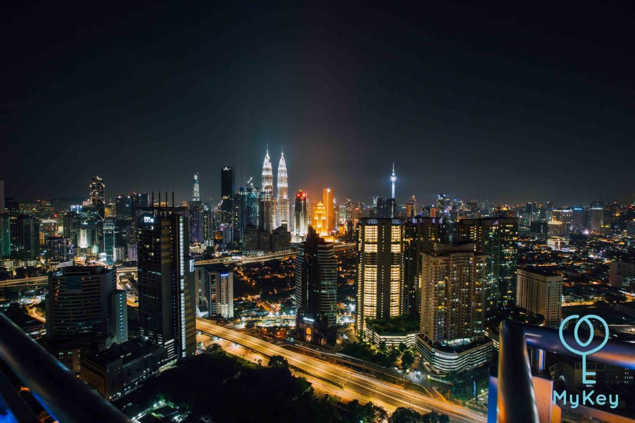 Expressionz Professional Suites By Mykey Kuala Lumpur Eksteriør bilde Kuala Lumpur skyline at night