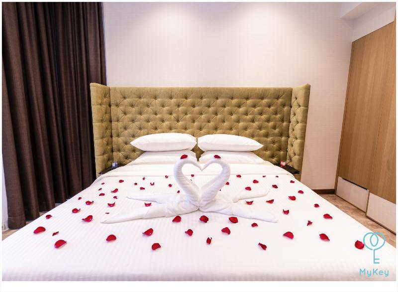 Expressionz Professional Suites By Mykey Kuala Lumpur Eksteriør bilde A bed with rose petals